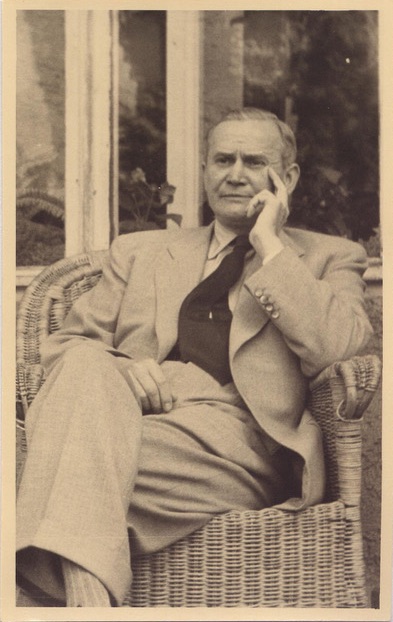 Harald Schultz-Hencke, sitzend vor seinem Haus (1952)
