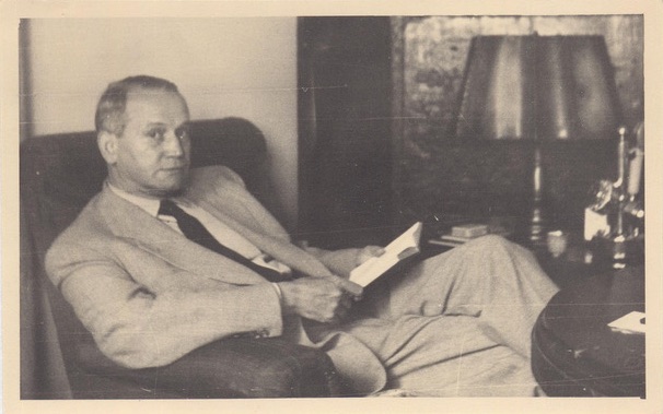 Harald Schultz-Hencke in seinem Arbeitszimmer (1952)
